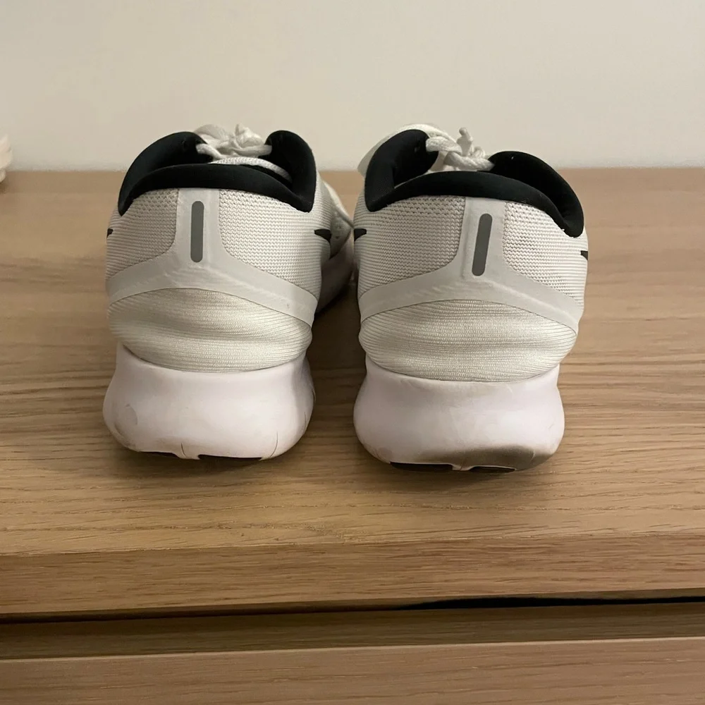 Nike White and Black Sneakers
